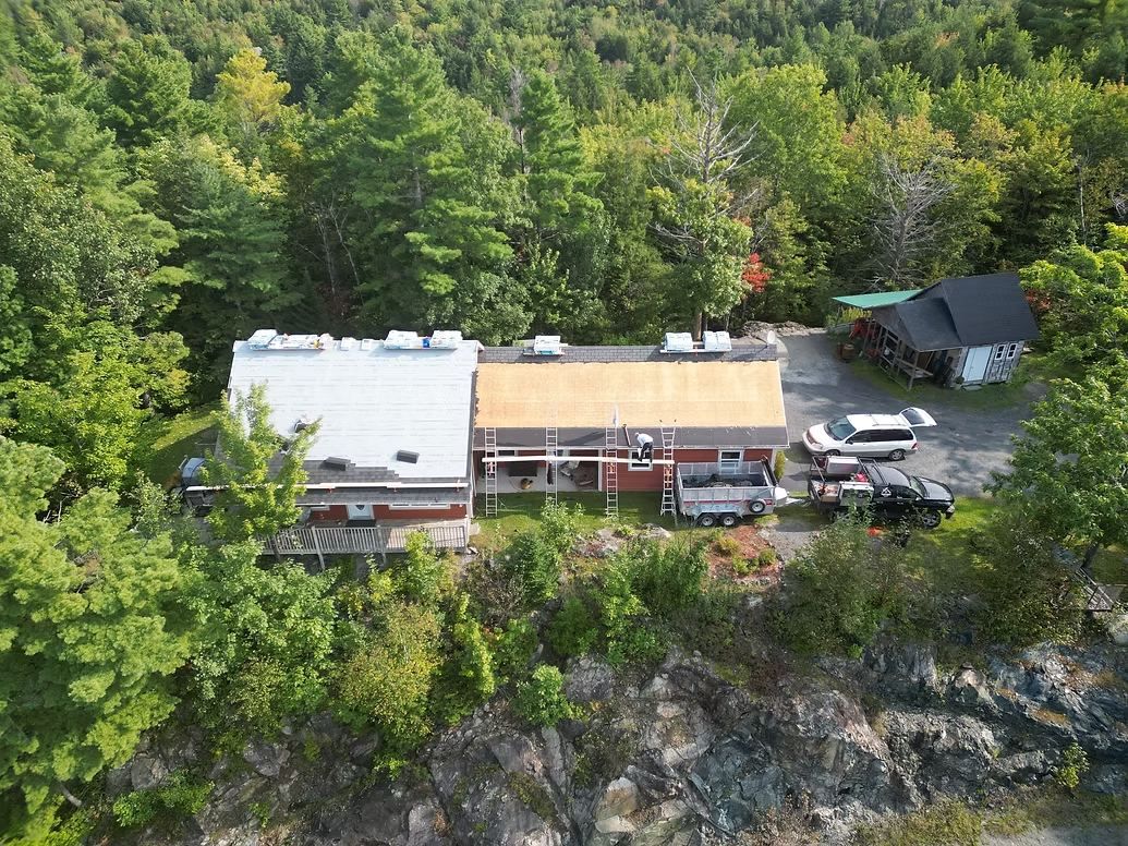 Chantier de toiture sur un bâtiment, vu du ciel